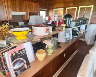 LOTS OF KITCHENWARE