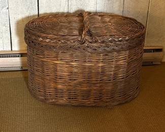 032 largeovalliddedwickerstoragebasket