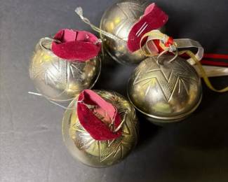 018 4metalsilvertonechristmasbellsins