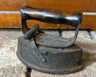 077 antiquironsadironwithwoodenhandle