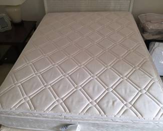 Very nice original mattress factory mattress, protected with a rubber mattress cover.