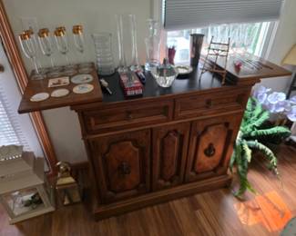 Beautiful fold out top, bar/buffet