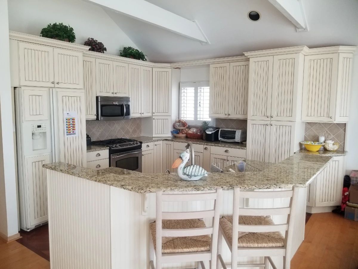 Gourmet chef's kitchen with extenisve upper & lower cabinets and a large island