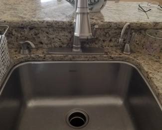 FRANKE sink with pull-out faucet