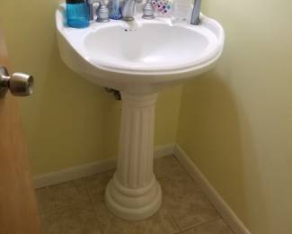 Pedestal sink