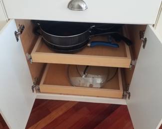 Kitchen feature: pull-out shelves. Pots & pans