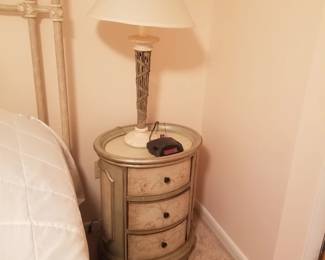 Oval 3-drawer end table; table lamp