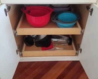 Kitchen feature: pull-out shelves. Cookware & food prep