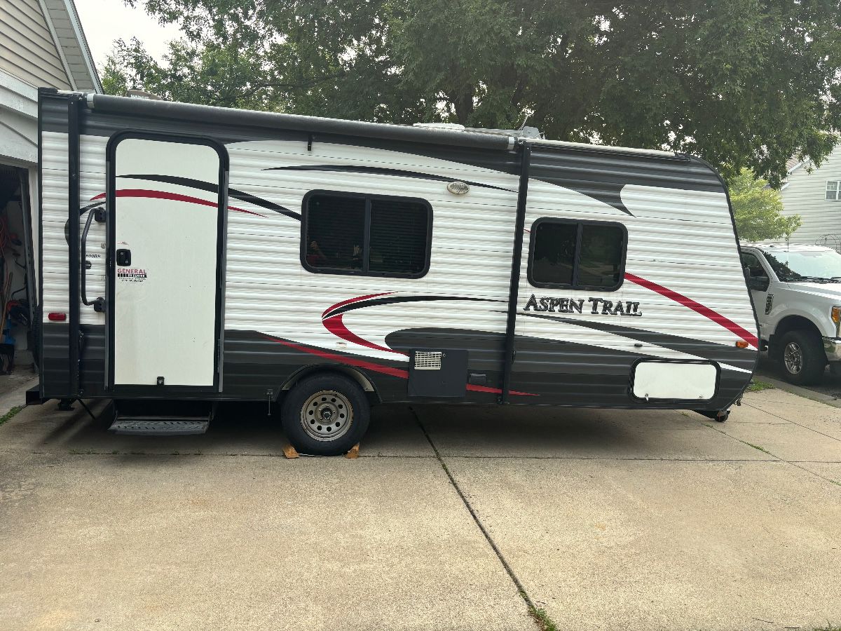 WONDERFUL 2015 16FT CAMPER ( ASKING $5500.00 )