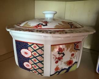 Imari pattern covered casserole tureen