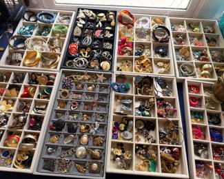 Trays of vintage earrings, brooches and rings