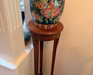 Famille noire ginger jar on tall accent table