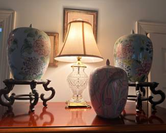 Famille rose ginger jars on stands and crystal lamp