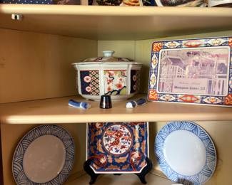 Imari style porcelain tureen, plates and napkin rings