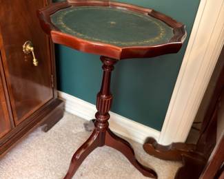 Leather top mahogany pedestal side table
