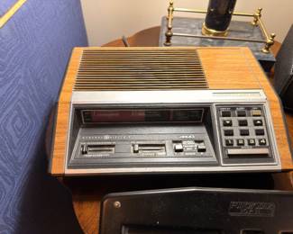 Vintage GE wood grain clock radio