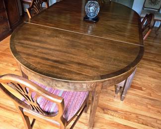 Antique American Federal Hepplewhite Mahogany Extending Dining Table