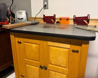 Router table. Fine furniture making tools and equipment.