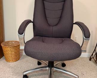Rolling desk chair