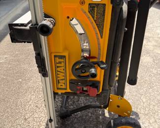 Portble DeWalt 10" Job Site Table Saw Like new ccondition.
