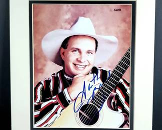 CS037 Autographed Garth Brooks Photo with COA