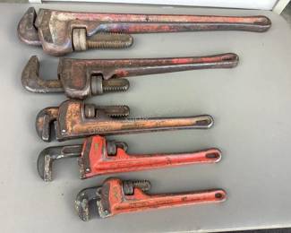 Pipe wrenches