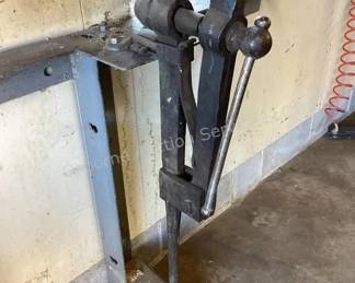 Blacksmith's post vise