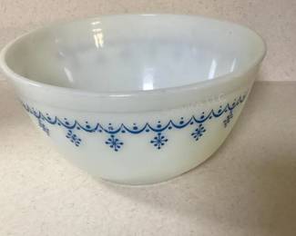 Pyrex snowflake garland bowl
