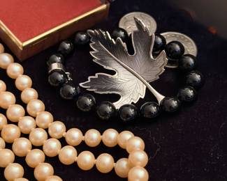 Pearls, leaf pin