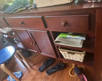 Entryway storage hutch
