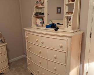 Child's/Teenager's Bedroom Furniture Dresser with Mirror