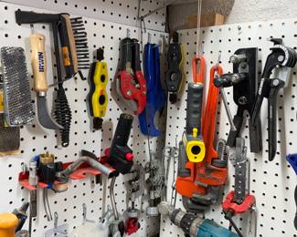 Pipe wrenches
