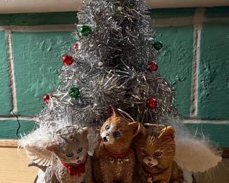 The Bradford Exchange "A Meow-y Christmas To All" Caroling Kitten Tree