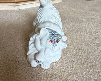 Southern Heirlooms Elizabeth Arden White Ceramic Cat Trinket Box with Floral Decals