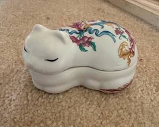 Elizabeth Arden Palais de Versailles Sleeping Cat Trinket Box