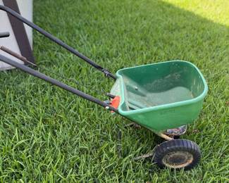 Lawn spreader
