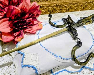 Vintage brass handing balance scale