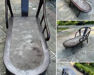 Antique Thonet-style bentwood settee or chaise longue with horseshoe-shaped back rest and woven cane seat