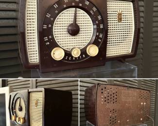A 1955 vintage Zenith Y723 AM/FM tube radio in brown Bakelite case