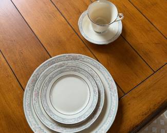 Lenox "Charlston" 5 piece/serv.12 plus serving pieces