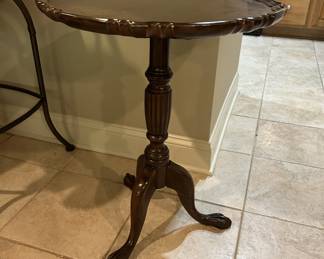 Mahogany pie-crust tripod table, claw feet