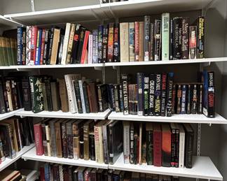 Large mixed lot mystery/thriller hardcovers & paperbacks, bulk shelf