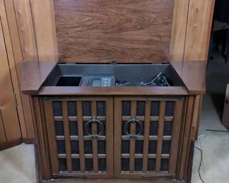 Console Stereo With Magnavox Turntable