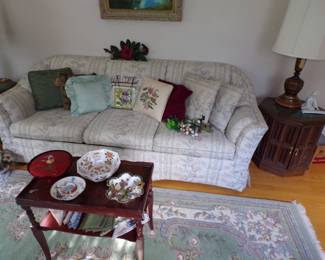Hide a bed mahogany tabbles oriental rug