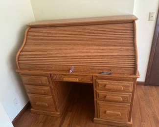 $200 beautiful roll top desk. With key.