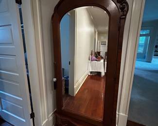 Sweet smaller LA armoire