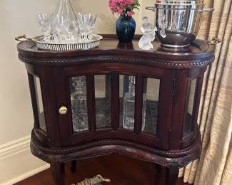 Great bar cabinet with removable tray