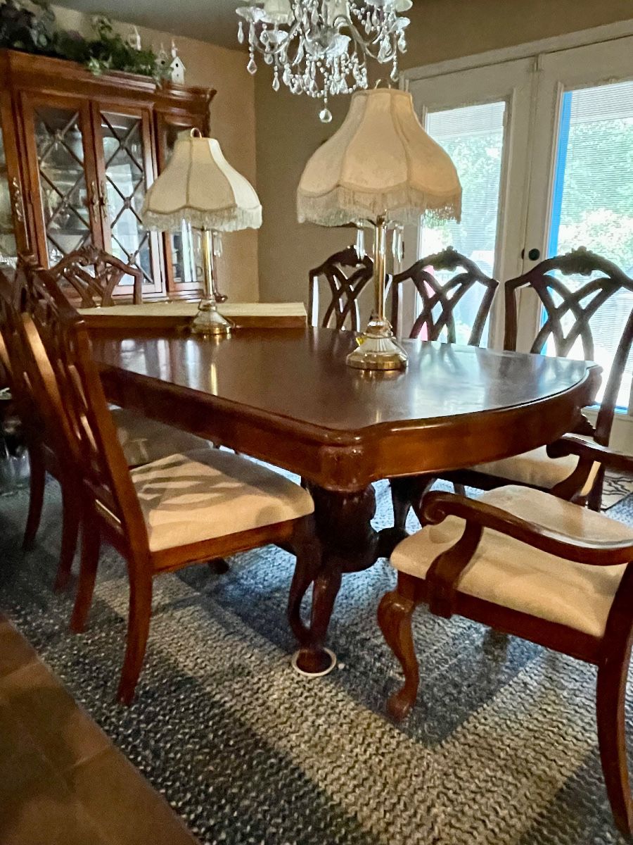 Dinning table with 2 leaves and 8 chairs