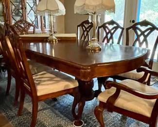 Dinning table with 2 leaves and 8 chairs