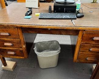 Oak solid Desk $20